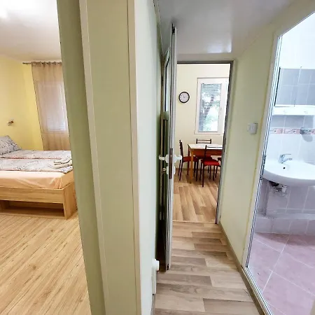 за гости, ж.к. зорница , бл.9 בורגאס